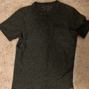 T-shirt - En randig grå t-shirt från jack & jones i mycket bra skick! 🩶