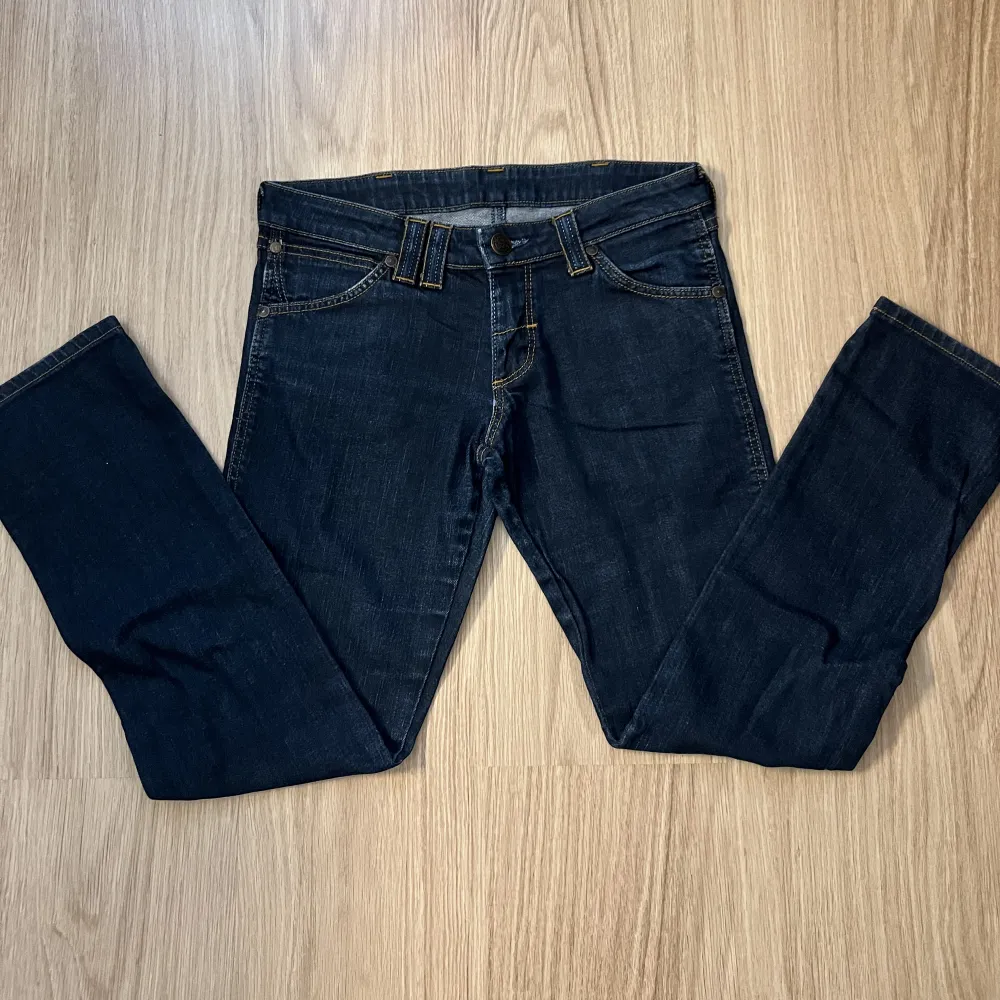 Lågmidjade jeans från Wrangler. Super fina och sitter bra på mig som har w25/26. Använd gärna köp nu! ❤️. Jeans & Byxor.