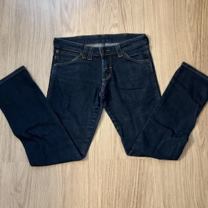 Jeans från wrangler  - Lågmidjade jeans från Wrangler. Super fina och sitter bra på mig som har w25/26. Använd gärna köp nu! ❤️