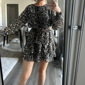 Superfin klänning från gina - Strl 38 passar även 36. Så skön med strectch i midjan 