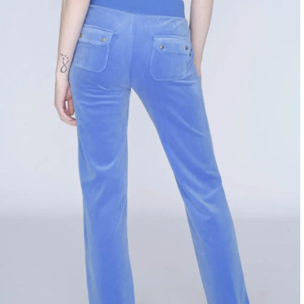 Säljer mina blå juicy couture byxor. Jätte fina har bara en defekt som visas på sista bilden. Nypris 1099kr. Jeans & Byxor.