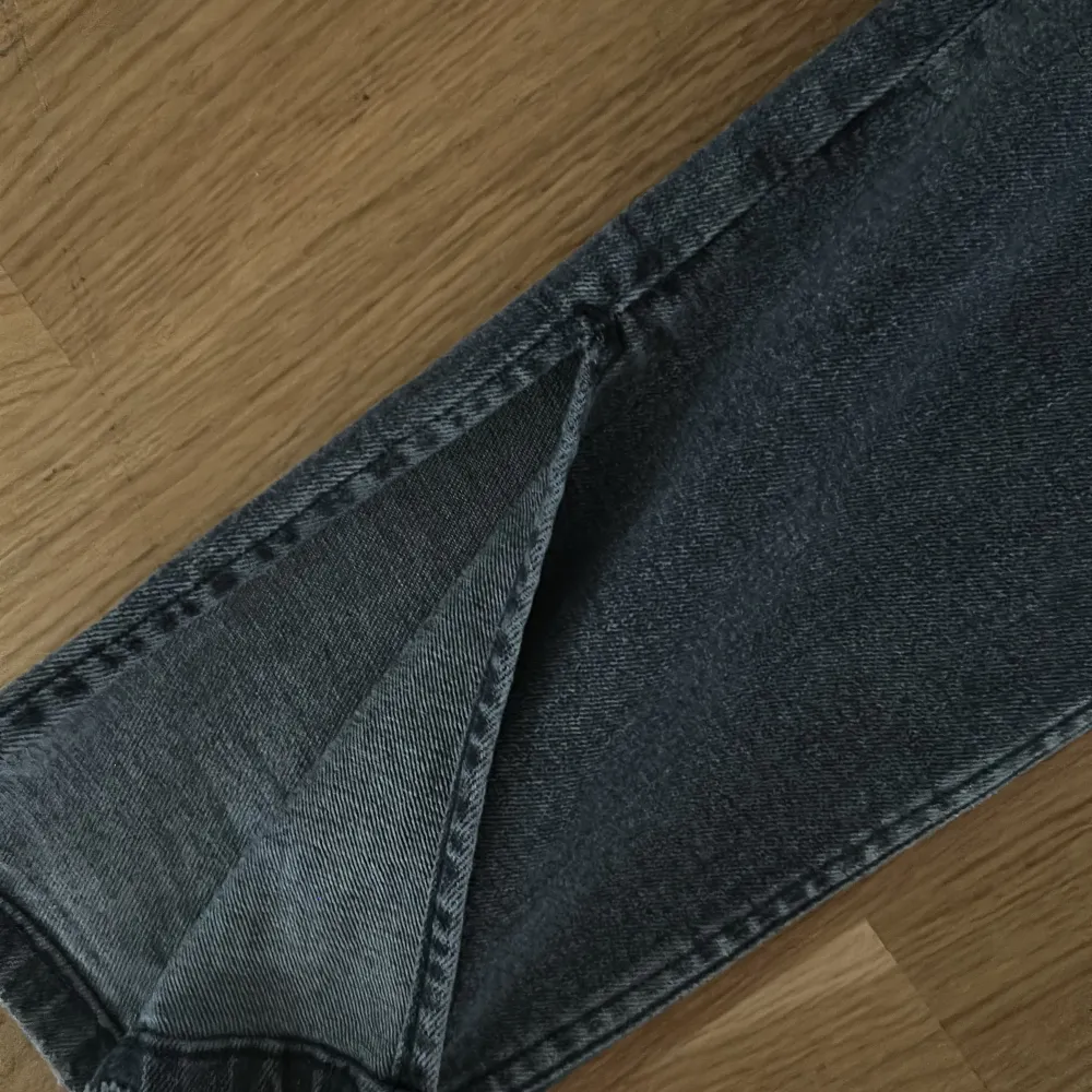 Gråa high waist jeans från Zara med en slits längst ner. De är i bra skick och är i storlek 32.. Jeans & Byxor.