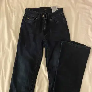 mörk blåa mid rise jeans från only, använt en gång, säljer på grund av att de inte kommer till användning längre. 