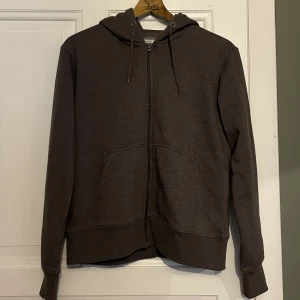 Brun zip-up 🤎 - Aldrig använd! Nyskick och väldigt mjuk o varm🐻köparen står för frakt 📦 