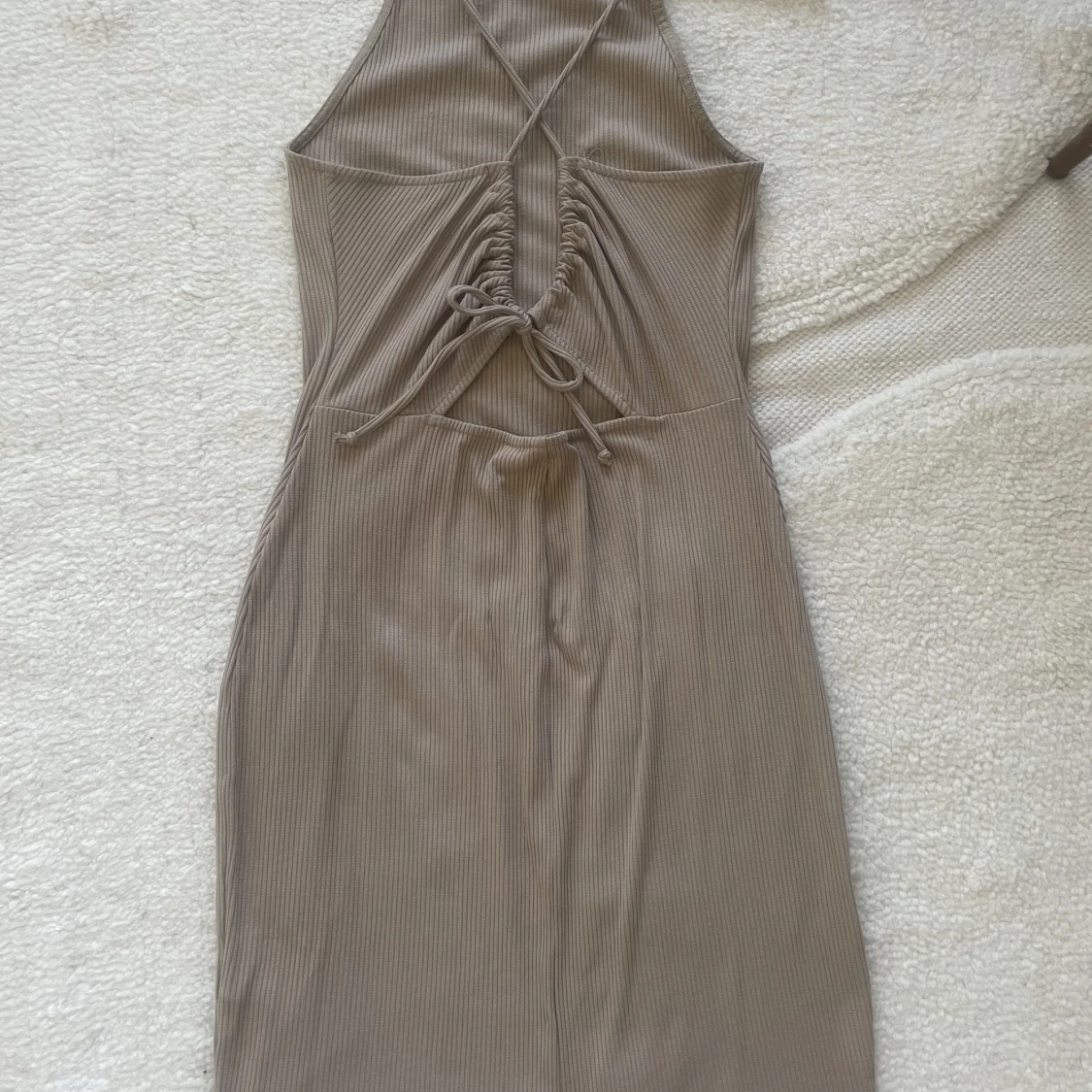 Klänning med öppen rygg - 91