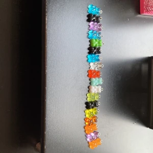 Björnar - Björnar man kan ha som halsband/ armband/ örhängen 5kr st