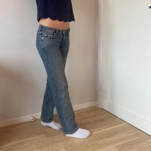 Sååå fina lågmidjade jeans i modellen Arrow från Weekday💙💙vid intresse: skriv för fler bilder💌💌 orginalpris: 500kr💘färgen har en tvättad effekt🫧