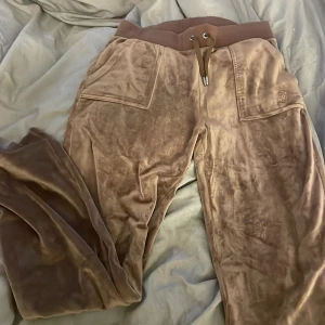 Juicy byxor  - Bruna juicy byxor i stl M, fint skick. Köpt för 1099. Säljer för 600 men pris kan diskuteras vid smabb affär  