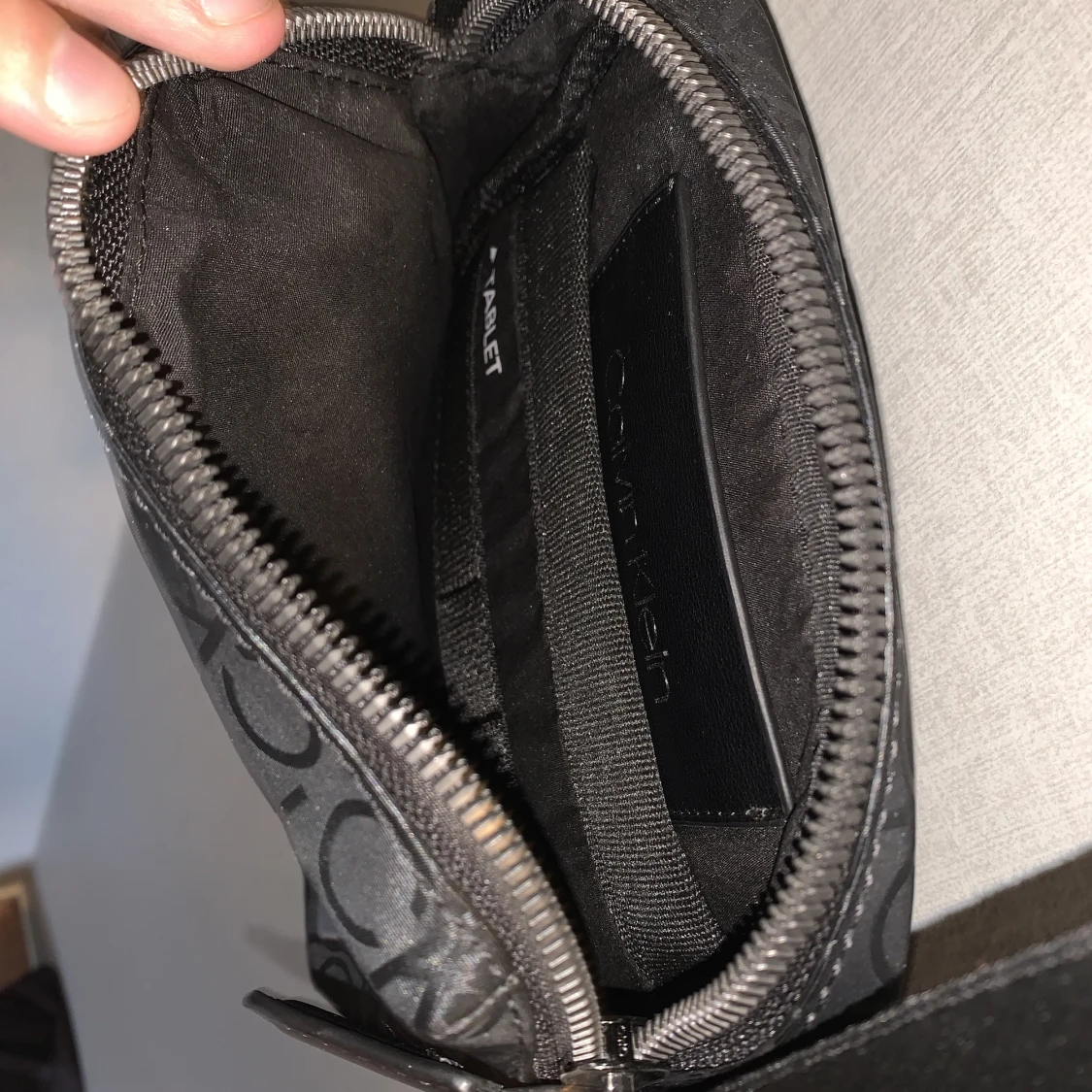 Calvin Klein axelväska - 91