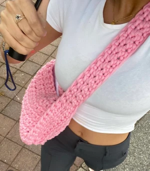 Virkad väska - Virkade en väska som aldrig kom till användning. Använt samma mönster samt samma garn som på bilden, kan skicka bild om önskas. Säljs för 350 då två nystan kostar 300. Medium stor