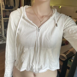 Hoodie från Hollister - Croppad hoodie från Hollister!💗 Har haft i flera år men den är fortfarande i bra skick och kvalitet! 💗