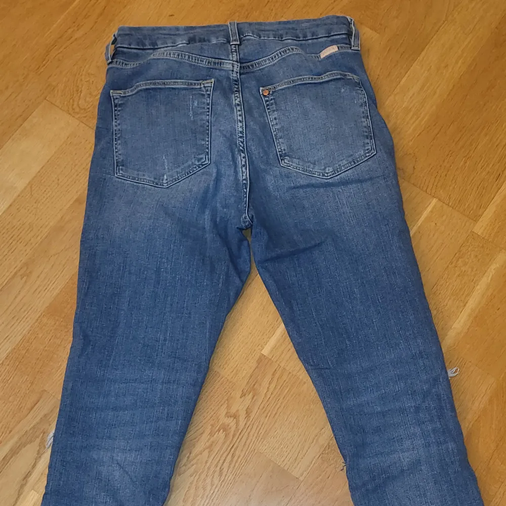 Skinny jeans med hål på knäna från hm. Väldigt stretchiga. Storlek 27. Jeans & Byxor.