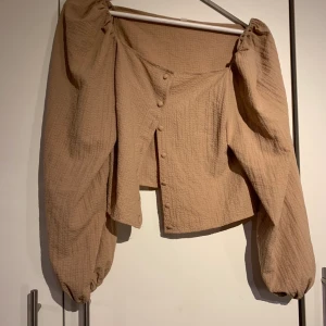 Blus - Fin brun blus med knappar i storlek S/M. Fin som knäppt samt som en kofta.