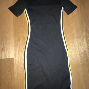 Klänning - Klänning från Divided HM  Använd 1 gång