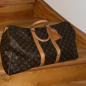 Louis Vuitton weekend bag  - Skitsnygg men har en liknande så den här kommer ej till användning.   Kvitto finns, bara att skriva så skickar jag:) Dragkedjan är lite sönder vid sidan men går att fixa hos skräddare för 800:- ungefär Strl 50  Pris går att diskuteras   