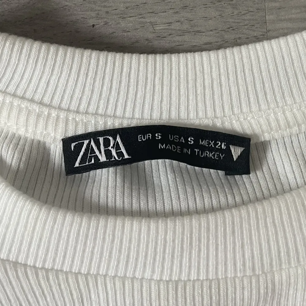 Säljer denna fina tröjan från Zara då den inte kommer till användning💗. Vit långärmad tajt passform, med snören på sidorna som man kan justera själv. Aldrig använd!. Toppar.