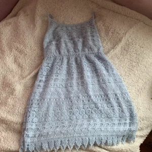 Blå klänning  - Blå spets klänning 