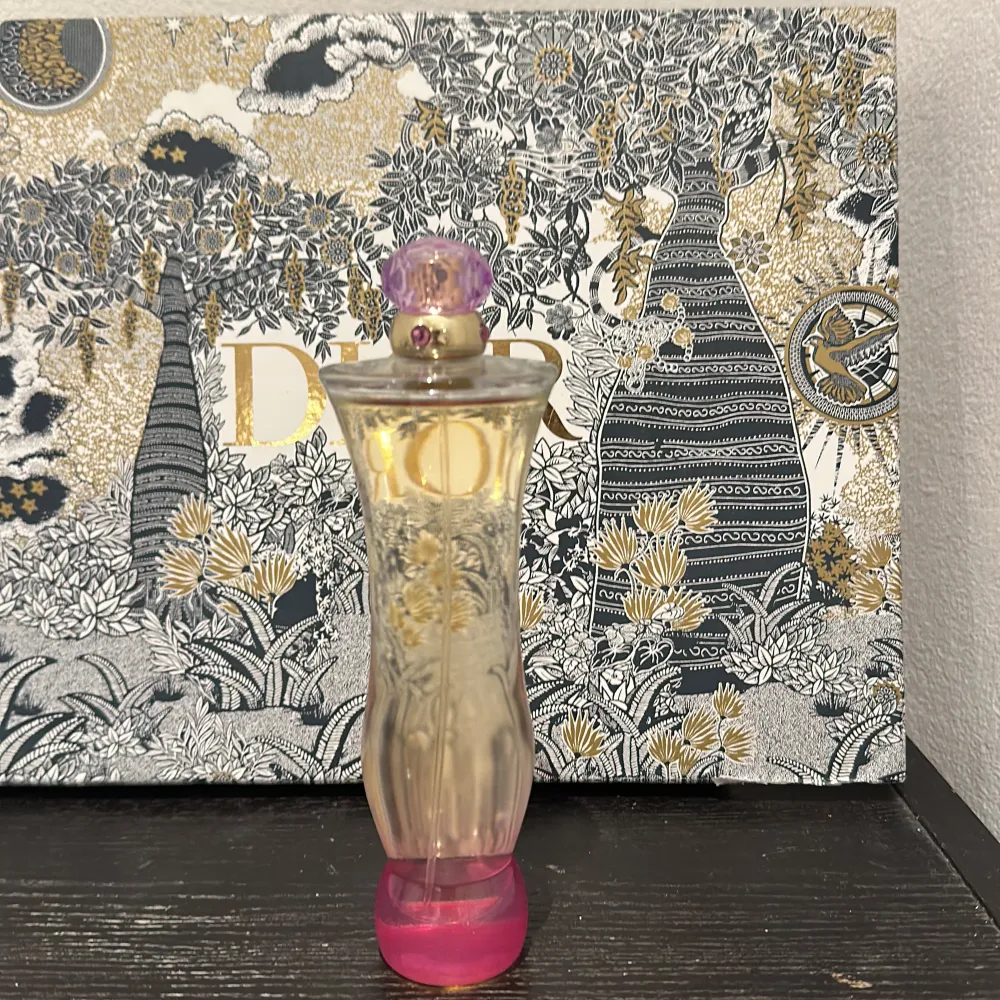 Versace parfymen köptes för 849 kronor  Köptes för några månaders sen men jag använde aldrig för att jag föredrar vanilj parfymer mer så nu tänker jag att sälja den💜   Versace Woman Eau de Parfum från Versace är en blommig och träig doft för kvinnor💜. Övrigt.