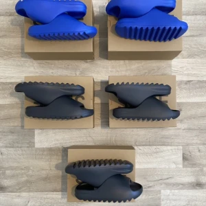 Yeezy Slide Onyx & Azure  - Säljer dessa 5 Yeezy Slides Helt nya!  ⚫️3st Onyx i Storlek 43 🔵2st Azure i Storlek 44,5 & 46 (46 Såld✅)  1200kr/st Kvitto finns!!!