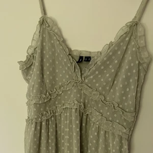 Grön klänning  - Säljer nu denna super snygga gröna klänning i storlek M. Endast använd en kväll. 