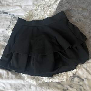 En jätte fin svart kjol med inbyggda shorts i är perfekt nu till sommaren💋
