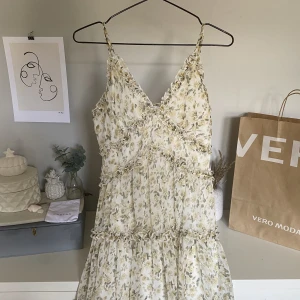 Klänning ifrån NAKD⭐️ - Den är så fin till sommaren, har en likadan fast i rosa, får mer användning av den rosa så säljer då denna⭐️⭐️original pris 399kr