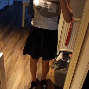 Svart kjol från ellos - Svart kjol från ellos inga defekte. Kanske lite knottrig i stretchingen men det syns inte så bra. Kontakta mig för fler frågor