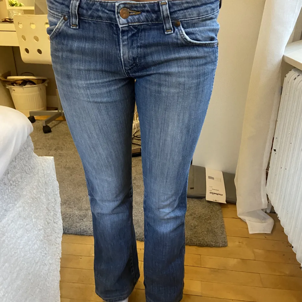 Säljer dessa bootcut jeans från wrangler i så underbar tvätt! Säljer då de TYVÄRR är för korta!  Innerbenslängd: ca75cm Tvärs över midjan: ca 38cm. Jeans & Byxor.