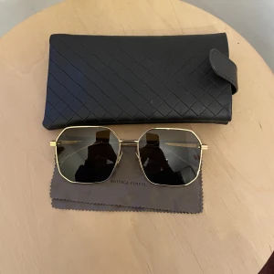 Bottega Veneta solglasögon - Knappt använda Bottega Veneta solglasögon från sommaren 2021.   Kommer ej till användning därför säljer jag dom 🥰   Case+ duk medkommer. Kvitta kan även letas upp. 