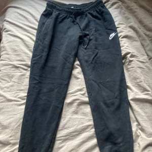 Nike byxor - Säljer mina Nike byxor jätte sköna men tyvärr för korta 