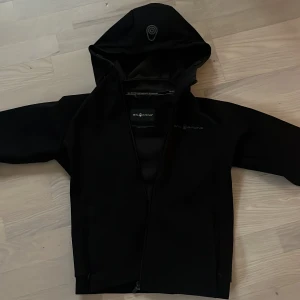 Sail racing  - Säljer min sail racing jacka i bra skicka. Säljer pågrund av att den har blivit för liten. Inga fel på den eller skador