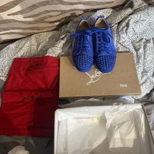 Christian Louboutin Louis Junior Spike Low (Blue) - (New) Sold:4.600kr Retail:12.000kr Christian Louboutin Louis Junior Spike Low (Blue) Size:42,5EU Condition:9/10 Dm for more info&pics