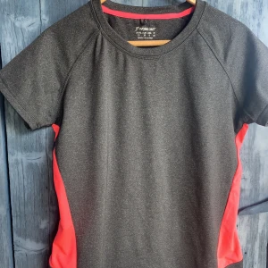 Träningstop - Träningströja i jättefint skick. Obetydligt använd. Stl 38