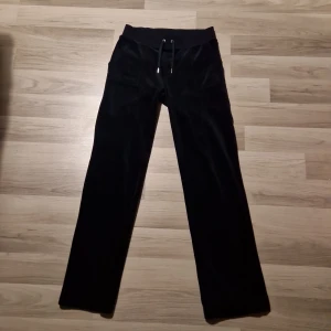 Juicy couture  - Knappt använda, som nya❤️ Ordinarie pris: 1100