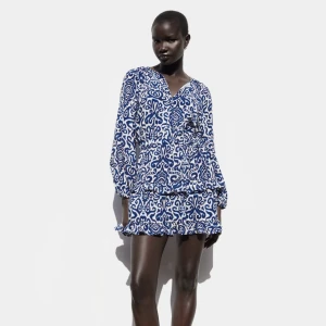 Zara klänning - Säljer denna superfina klänning från zara som är helt slutsåld då den tyvärr var för kort på mig🥺 helt ny med lappen på, fick hem den idag💕frakten står köparen för