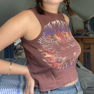 Brunt linne - Brunt linne med tryck i fint skick🪩