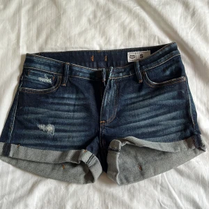 Jeansshorts  - Jeansshorts från Crocker st S, använda fåtal gånger. 80 kr.