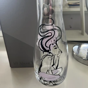 Kosta Boda - karaff  - Säljer min så fina, helt oanvända karaff från Kosta Boda - all about you serien. Kommer i originalförpackningen! Rymmer 1L. Köpt för 699kr