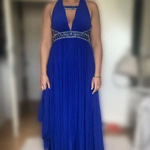 Superfin klänning till bal/bröllop! - Säljer denna jättefina klänning som använts en gång till bal! Kan användas till finare tillfällen!😍den går hela vägen ner till marken, modellen på bilden är cirka 170 cm lång!