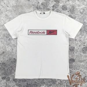 reebok tröja - den e vitare i verkligheten, oanvänd och fett snygg bara inte min stil sitter skit bra och är fel fri. denna sitter som en M