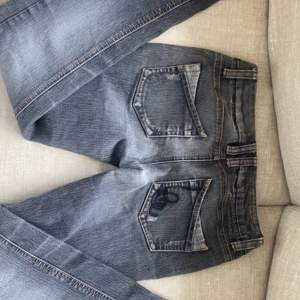 Svin snygga vintage lågmidjade jeans i storlek 34💕