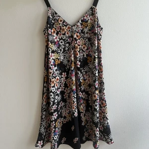 Blommig klänning  - Inga defekter. Perfekt för sommaren till vardags och fest🥰🥰