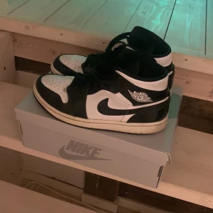 Jordan 1 carbon fiber  - Säljer nu dessa fina Jordan 1 carbon fiber i storlek 42,5. Dem är i fint skick och kostar ca 3,5k nya! 