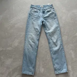 Säljer dessa Zara jeans i modellen ”Straight” i en super fin sommar blå färg. Är i storlek 36 och är sann i storleken och passar bra i längden till mig som är ca 170cm. Säljer pga av att dem är för små. Köparen står för frakt💕💕💞