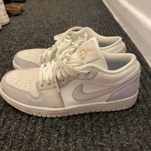 Jordan 1 - Säljer mina superfina Air Jordan 1 Low ’Paris’ då dem ej kommer till användning! Superfint skick, inga fläckar, skav, hack och inte creased! Köptes nya ifrån Sneakers n stuff i butik i Stockholm. Fraktar dem👍🏼 Storlek 41, US 8, UNISEX. Har kvitto och låda.
