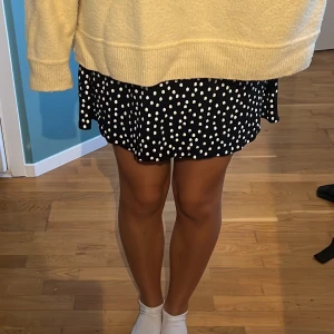 Kjol - Så fin sorig kjol i strlk 38 som inte kommer till användning längre! 33 i midjemått tvärs över men den är strechig💕