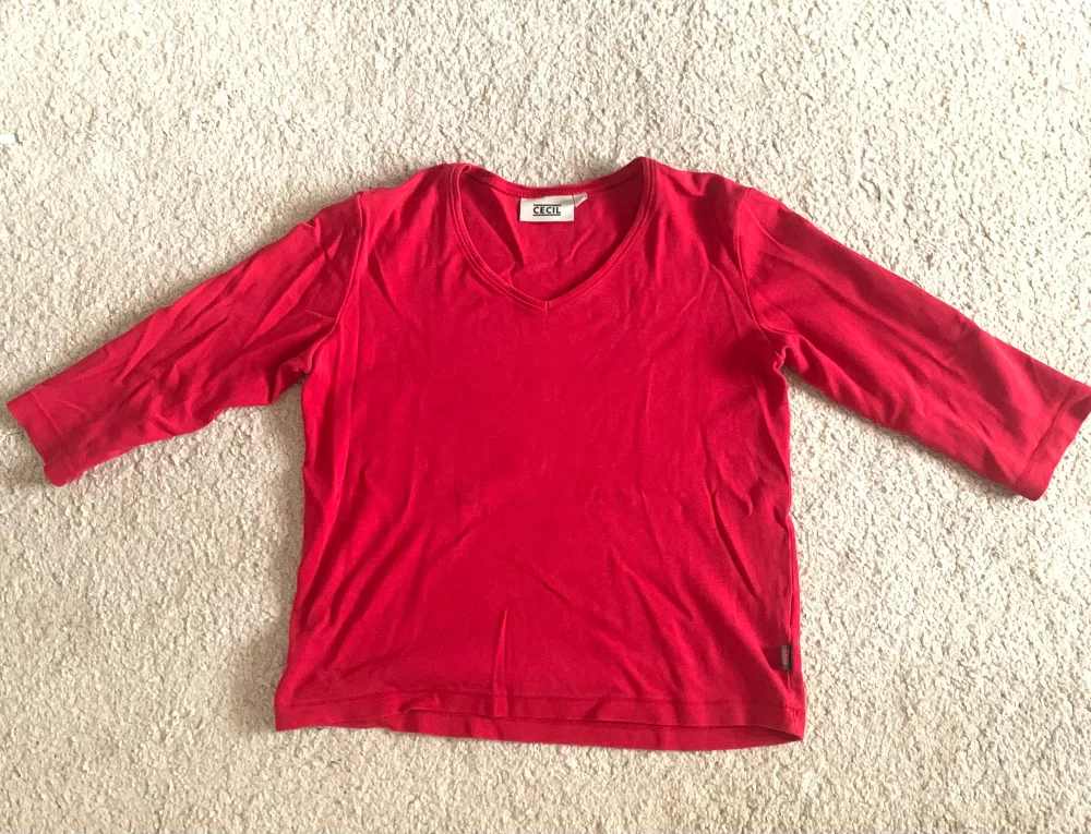 Supersnygg röd trekvartsärmad tröja i 00-talsstil ♥️ Köpt på second hand :). Toppar.