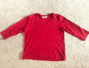 Supersnygg röd trekvartsärmad tröja i 00-talsstil ♥️ Köpt på second hand :)
