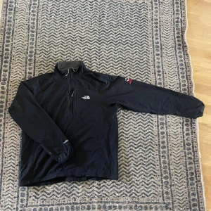The North Face Softchell Jacka - Storlek: M, från The North Face, knappt använd, bra skick. Softchell jacka, bra kvalitet.