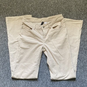 Corduroy byxor - Tänkte sälja mina corduroy byxor från hm som jag har använd 1 gång hemma. Dom är i ny skick å har inga defekter :)